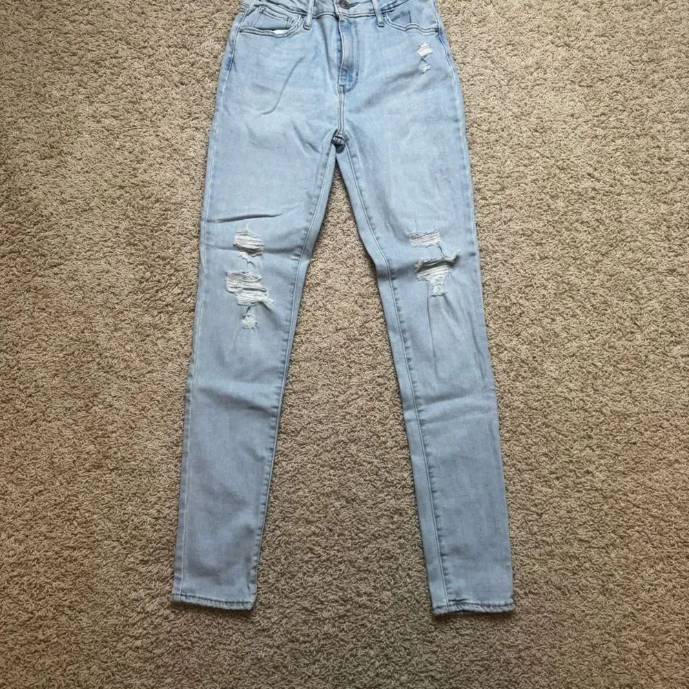 Women’s Levi’s light wash skinny jeans distressed size 26